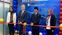 Pemotongan pita oleh Duta Besar AS untuk Indonesia, Sung Y. Kim dan Imam Besar Masjid Istiqlal, Prof. Nasaruddin Umar untuk meresmikan American Space di Masjid Istiqlal Jakarta, Selasa (6/6/2023). (Liputan6com/Yasmina Shofa)