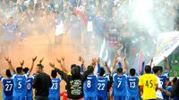 Selebrasi Arema Indonesia seusai memetik kemenangan perdana di Liga 3 Jatim, melawan Blitar Poetra, di Stadion Gajayana, Malang, Rabu (17/5/2017). (Bola.com/Iwan Setiawan)