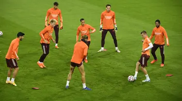 Para pemain Real Madrid saat mengikuti latihan tim di Borussia-Park, Jerman (26/10/2020). Real Madrid akan bertanding melawan Borussia Moenchengladbach pada grup B Liga Champions. (AFP/Ina Fassbender)