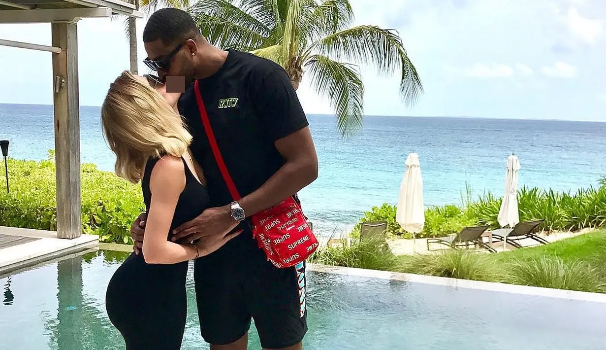 Fans berpikir bahwa tangan Tristan Thompson di sini sediit blur. Hal itu disebabkan Khloe masih menyembunyikan kehamilan dan mengedit foto ini. (instagram/khloekardashian)