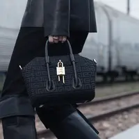 Givenchy meluncurkan tas terbaru 4G handbag dengan desain yang bold, mengangkat logo monogram dengan detail bordir menawan.