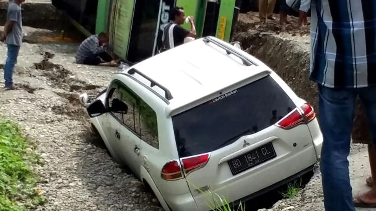 Pajero dan Tangki CPO Terguling, Jalinbar Sumatra Lumpuh