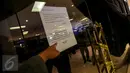 Petugas menunjukkan kertas pemberitahuan penyegelan klinik Chiropractic First di pusat perbelanjaan Grand Indonesia, Jakarta, Rabu (13/1). Sembilan klinik Chiropractic First di sejumlah mall di Jakarta disegel serentak.  (Liputan6.com/Faizal Fanani)