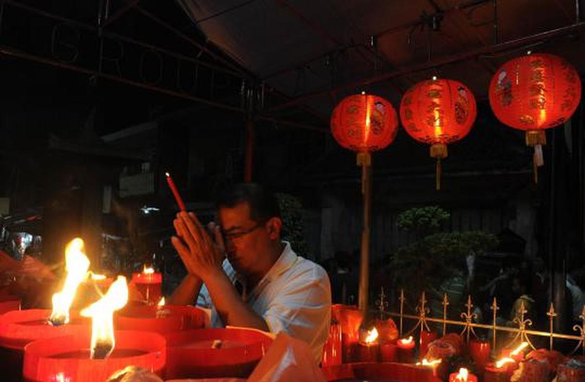 Malam Imlek, warga Tionghoa penuhi Klenteng Boen Tek Bio
