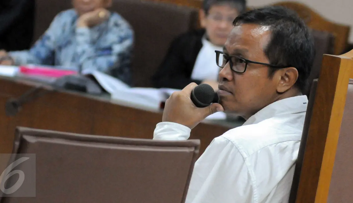 Don Kardono membenarkan ada aliran dana non budgeter Rp.2 milyar untuk biaya pencintraan Jero Wacik selaku Menteri ESDM saat itu, lewat "smart reporting" di koran Indopos, Jakarta, Senin (16/11/2015). (Liputan6.com/Helmi Afandi)