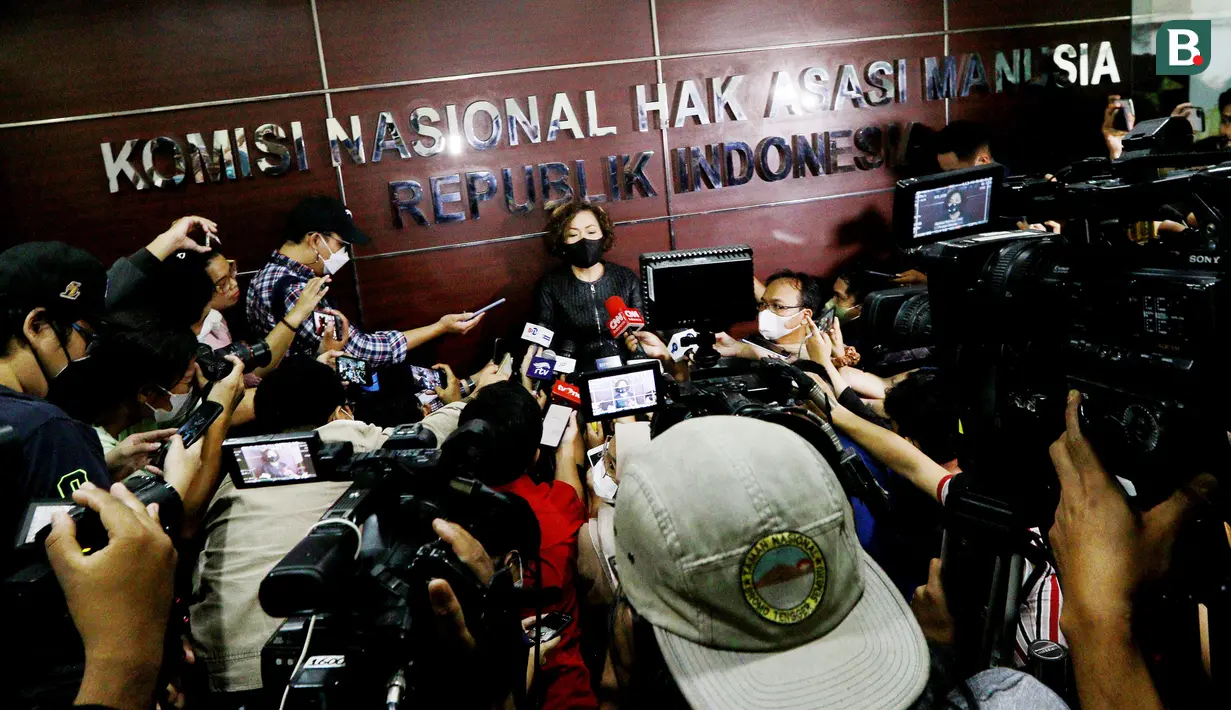 Usai pemeriksaan, Harisiwi Achmad telah ditunggu para awak media untuk mengetahui isi pertemuan dengan Komnas HAM tersebut. (Bola.com/M Iqbal Ichsan)