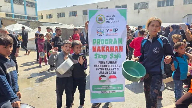 Relawan Dewan Masjid Indonesia (DMI) kembali membagikan makanan siap saji kepada 5.000 pengungsi di Al Daraj dan Shuja'iyya Gaza Utara pada 18 dan 19 April 2025. (Foto DMI)