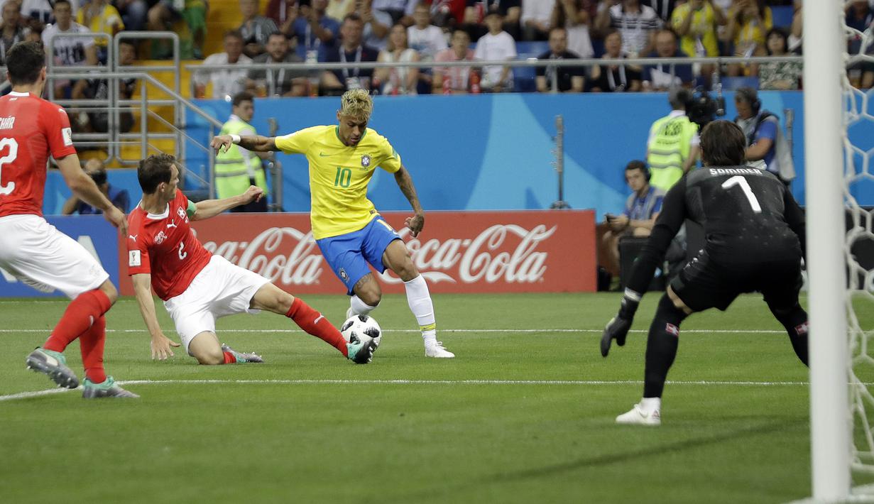 Striker Brasil, Neymar, berusaha melewati bek Swiss, Stephan Lichtsteiner, pada laga Piala Dunia di Stadion Rostov, Rusia, Senin (17/6/2018). Dilanggar sebanyak 10 kali membuat Neymar masuk rekor di Piala Dunia. (AP/Felipe Dana)