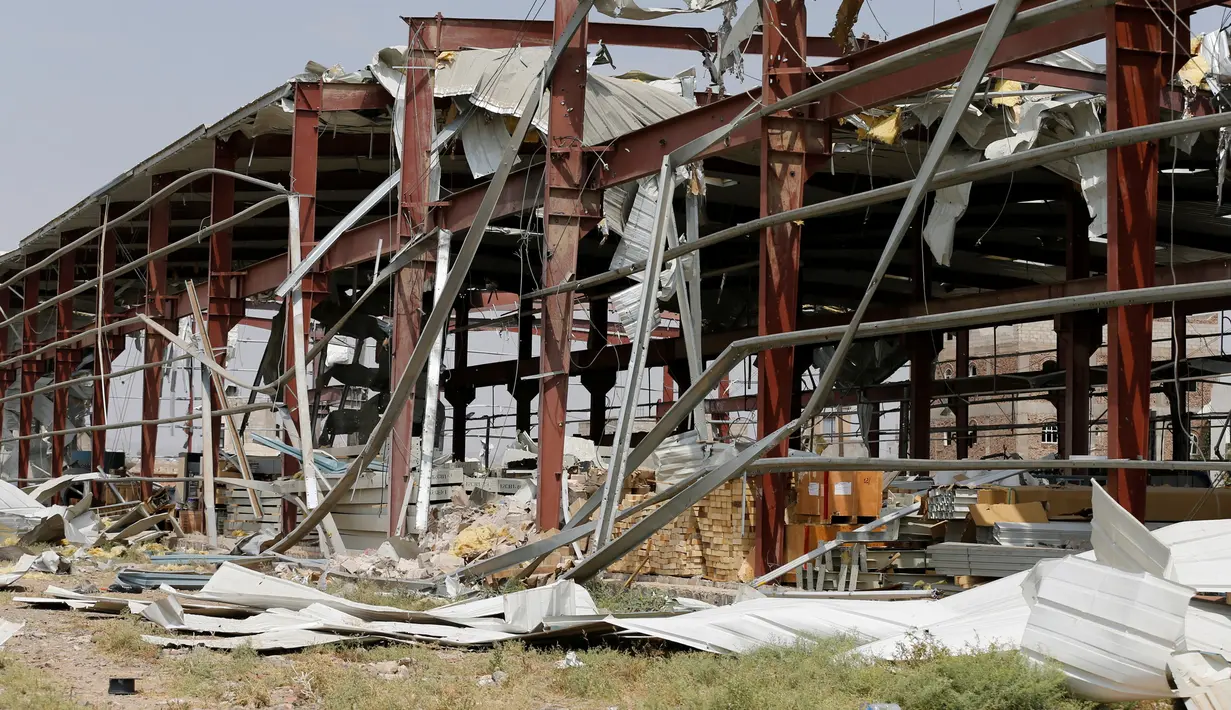 Suasana pabrik pipa dan pompa air usai terkena serangan udara Arab Saudi, Kamis (15/9). Pabrik yang memproduksi pipa dan pompa ini hancur usai diserang oleh rudal Arab Saudi. (REUTERS/Khaled Abdullah)