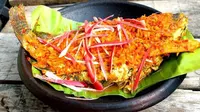Ikan Arsik adalah kuliner tradisional khas Toba yang kaya dengan bumbu dan rempah. (foto: twitter @RKuliner )
