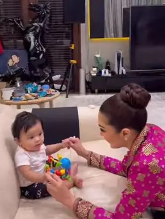 Ashanty momong Baby Ameena (Instagram/ashanty_ash)