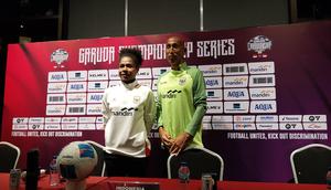 Pelatih Timnas Putri Indonesia, Satoru Mochizuki (kanan) pada sesi konferensi pers hari Selasa (02/06/2026). (Erwin Snaz/Bola.com)