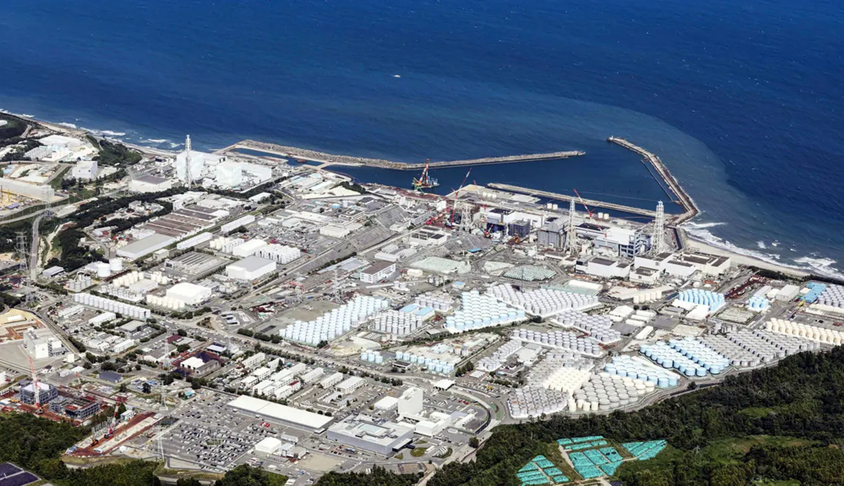 Kekhawatiran warga dunia mulai terasa ketika Jepang memutuskan untuk membuang limbah nuklir ke lautan. Tokyo mengklaim bahwa itu aman dan sudah sesuai prosedur dan aturan internasional. (Kyodo News via AP)
