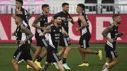 Lionel Messi bersama skuad Argentina lainnya tampak melakukan pemanasan sebelum sesi latihan dimulai di Fort Lauderdale, Florida, Jumat (23/9/2022) pagi WIB. (AP/Michael Laughlin)