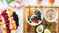 Rajin mencuci tangan, mengonsumsi makanan bergizi, dan berolahraga untuk menjaga daya tahan tubuh (Foto: Brooke Lark/Unsplash)