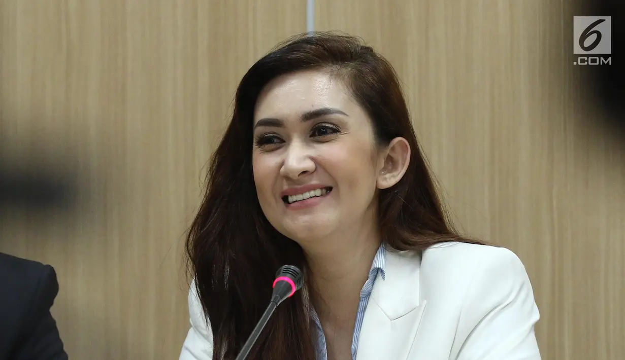 Aktris Nafa Urbach tersenyum saat jumpa pers di gedung Kementerian PPPA, Jakarta, Senin (21/8). Kedatangan Nafa Urbach untuk audiensi dengan Kementerian PPPA terkait kasus foto anak dan dugaan pedofilia. (Liputan6.com/Herman Zakharia)