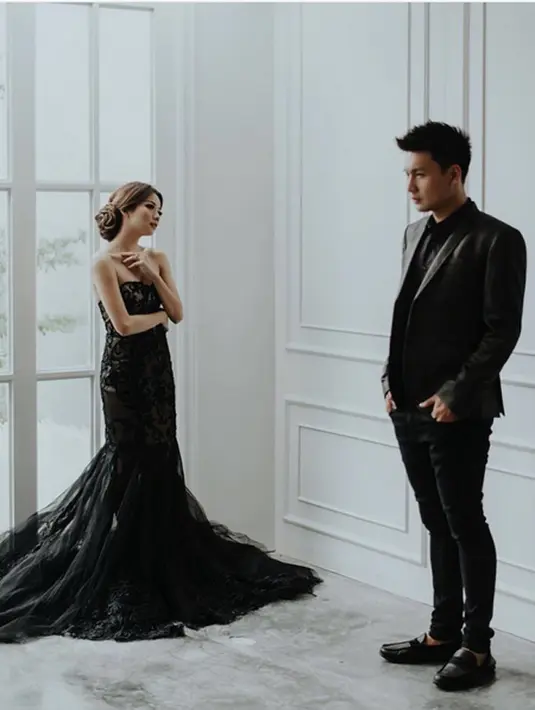 Menunda momongan itu ternyata berbeda dengan keinginan kedua orangtua masing-masing. Keinginan segera menimang cucu, orangtua sering kali memberikan kode pada pasangan ini. (Instagram/fendychow)