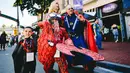 Sejumlah cosplayer berbagai karakter berpose saat menghadiri San Diego Comic-Con International 2019 di San Diego, California, Amerika Serikat, Kamis (18/7/2019). (Matt Winkelmeyer/Getty Images/AFP)