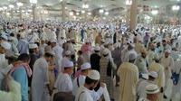 Ribuan jemaah calon haji usai salat Isya di Masjid Nabawi, Madinah. (Liputan6.com/Wawan Isab Rubiyanto)