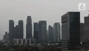 Suasana gedung bertingkat dan permukiman warga di kawasan Jakarta, Senin (17/1/2022). Bank Dunia memproyeksikan pertumbuhan ekonomi Indonesia pada tahun 2022 mencapai 5,2 persen. (Liputan6.com/Angga Yuniar)