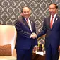 Presiden Jokowi berjabat tangan dengan Perdana Menteri Vietnam, Nguyen Xuan Phuc seusai pertemuan bilateral disela Konferensi Tingkat Tinggi ASEAN-India di Hotel Taj Enclave Diplomatic, New Delhi, Jumat (26/1). (Liputan6.com/Pool/Biro Pers Setpres)