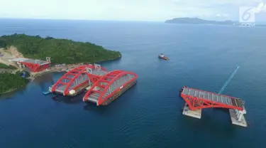 Bentang Tengah (Center Span) kedua Jembatan Holtekamp tiba di Jayapura, Selasa (3/1). Pengiriman bentang tengah kedua dilakukan pada Minggu (17/12) dan sampai lebih cepat dari target. (Liputan6.com/Pool/Kementerian PUPR)