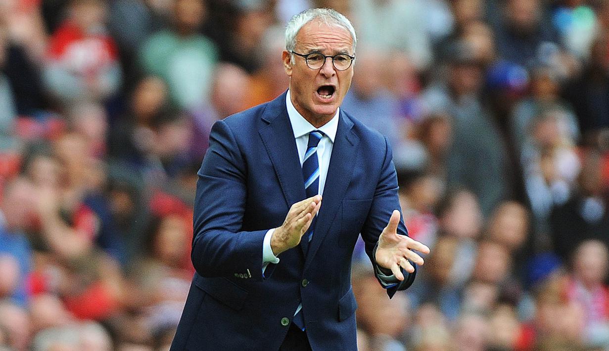 Manajer Leicester, Claudio Ranieri, memberikan instruksi saat bertanding melawan Manchester United. Namun sayang pada musim ini The Foxes terpuruk di Liga Inggris, posisi mereka di klasemen berada satu tingkat dari zona degradasi. (EPA/Peter Powell)
