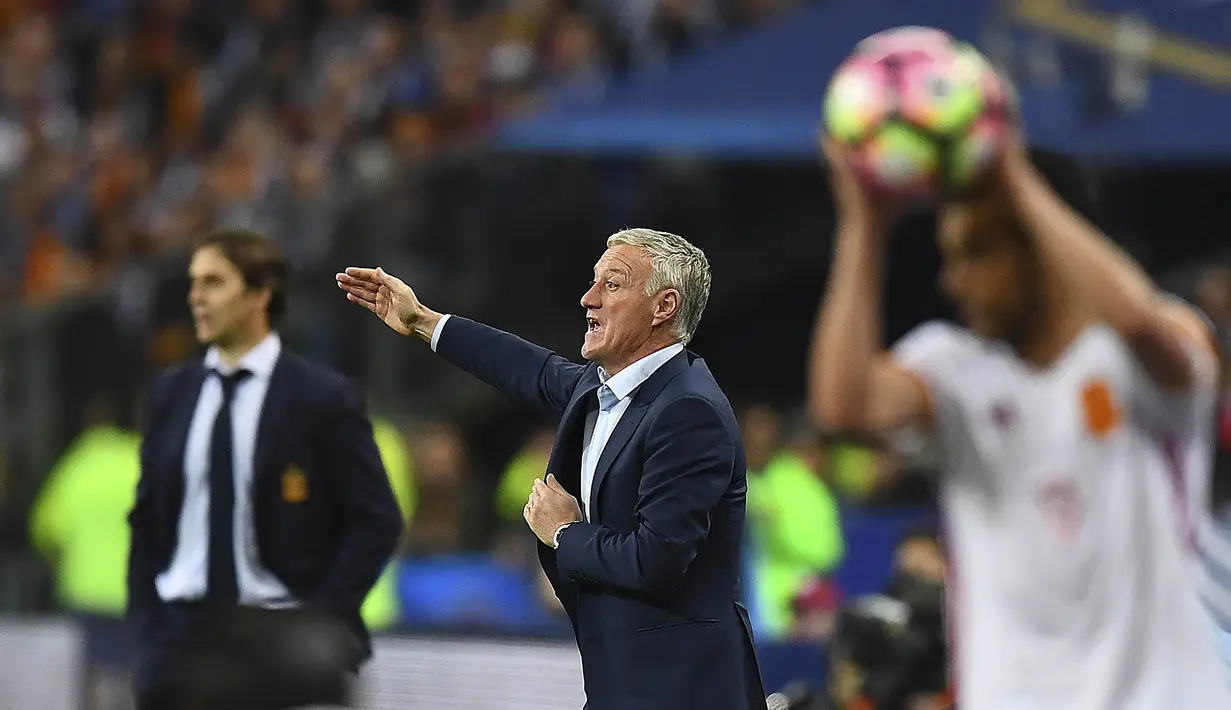 Pelatih Prancis, Didier Deschamps, memeberikan arahan kepada anak asuhnya. Pada laga tersebut kedua tim memakai skema 4-3-3. (AFP/Franck Fife)