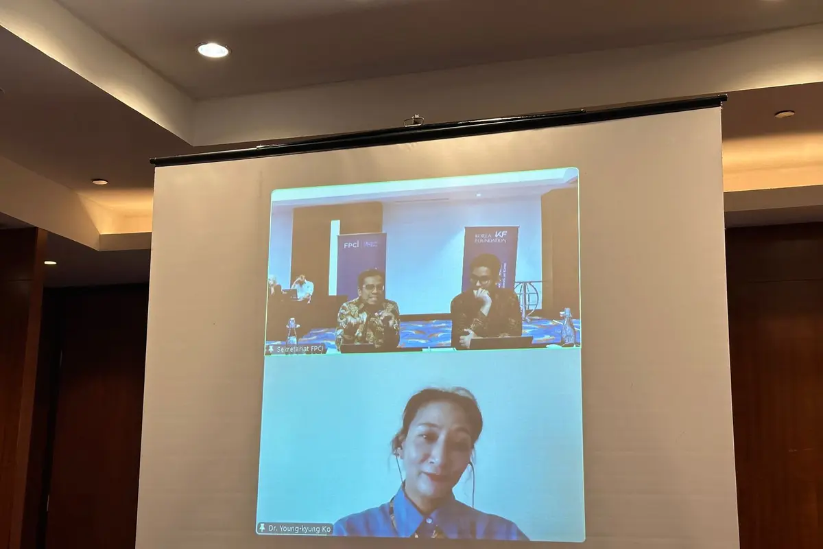 Profesor Riset Young-Kyung Ko dari Yonsei University (bawah) dalam sesi workshop yang diselenggarakan FPCI dan Korea Foundation. Senin (9/12/2024). (Liputan6.com/Benedikta Miranti)