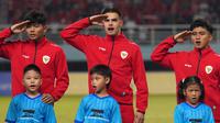 Pemain Timnas Indonesia, Jens Ravens (tengah) bersama rekan-rekannya menyanyikan lagu kebangsaan Indonesia Raya saat laga semifinal Piala AFF U-19 2024 melawan Malaysia di Stadion Gelora Bung Tomo, Surabaya, Sabtu (27/07/2024). (Dok. PSSI)