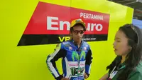 Zakky Rossi, orang yang langsung memantik perhatian publik ketika hadir di paddock khusus tim VR46.