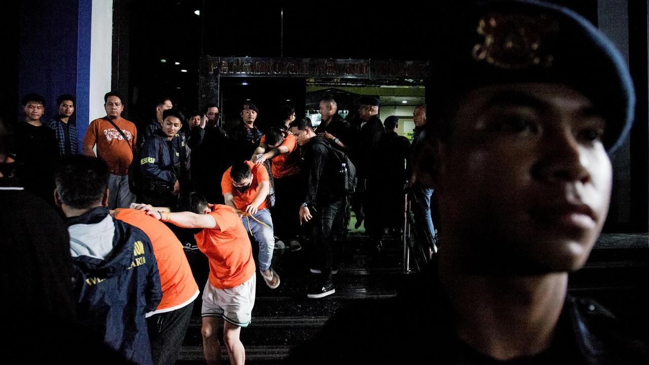 FOTO: Ratusan WNA Pelaku Judi Daring Dipindahkan ke Imigrasi