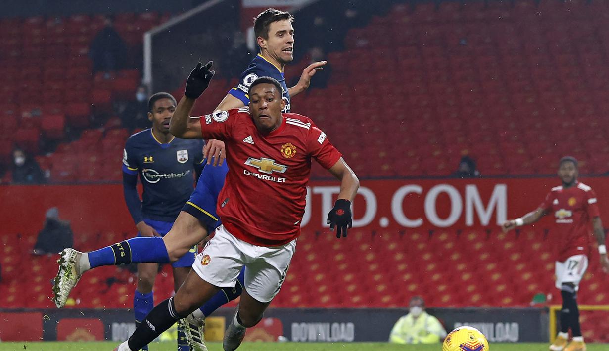 Southampton vs Manchester United. (2/2/2021). Bek Southampton, Jan Bednarek dianggap melakukan pelanggaran terhadap striker Manchester United, Anthony Martial. Jan Bednarek mendapatkan kartu merah dan Southampton dihukum tendangan penalti. (AFP/Phil Noble/Pool)