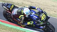 Penampilan pembalap Monster Energy Yamaha, Valentino Rossi, pada MotoGP San Marino, Minggu (13/9/2020). (AFP/Andreas Solaro)