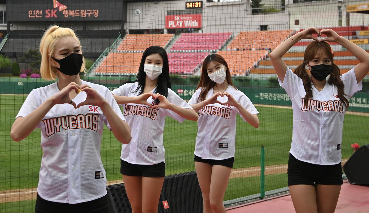 Pemandu sorak saat pembukaan pertandingan kompetisi baseball KBO League 2020 di Munhak Baseball Stadium, Incheon, Kamis (5/5/2020). Korea Selatan kembali gelar kompetisi baseball KBO League 2020 dengan sistem pertandingan tanpa penonton di tengah pandemi COVID-19. (AFP/Jung Yeon-je)