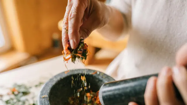 Trik Memaksimalkan Rasa Masakan dengan Bumbu Dapur Alami