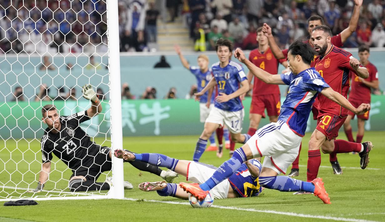 <p>Jepang kembali berhasil mengoyak Unai Sim&oacute;n untuk kedua kalinya. Gol itu dicetak oleh Ao Tanaka melalui assist kontroversial Kaoru Mitoma yang oleh wasit Victore Gomez disahkan setelah meninjau VAR. (AP/Eugene Hoshiko)</p>