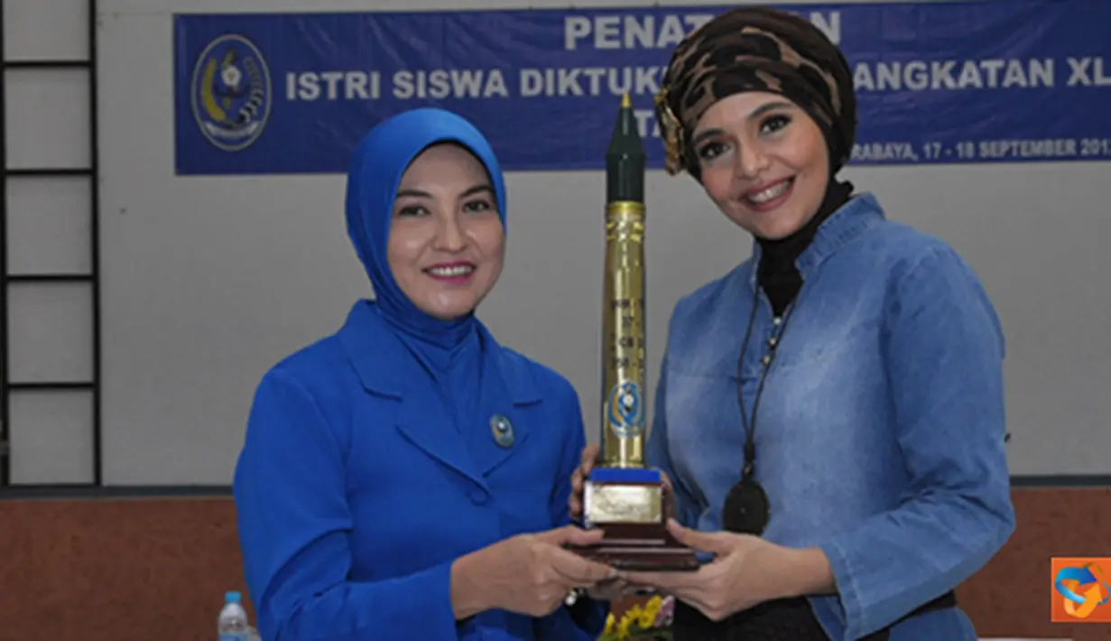 Citizen6, Surabaya: Ketua Pg Jalasenastri Kobangdikal memberikan kenang - kenangan kepada Dr Lula Kamal usai memberikan ceramah. (Pengirim: Penkobangdikal)