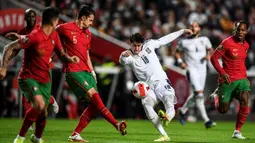 Pada menit ke-13 Serbia hampir menyamakan skor. Tembakan Dusan Vlahovic hanya membentur tiang gawang Portugal yang dikawal Rui Patricio. Bola rebound pun gagal dimanfaatkan kembali Dusan Vlahovic. (AFP/Patricia De Melo Moreira)