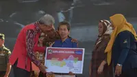 Gubernur Jawa Tengah (Jateng) Ganjar Pranowo memberikan Program Kartu Jateng Sejahtera (KJS) secara simbolis kepada warga. (Istimewa)