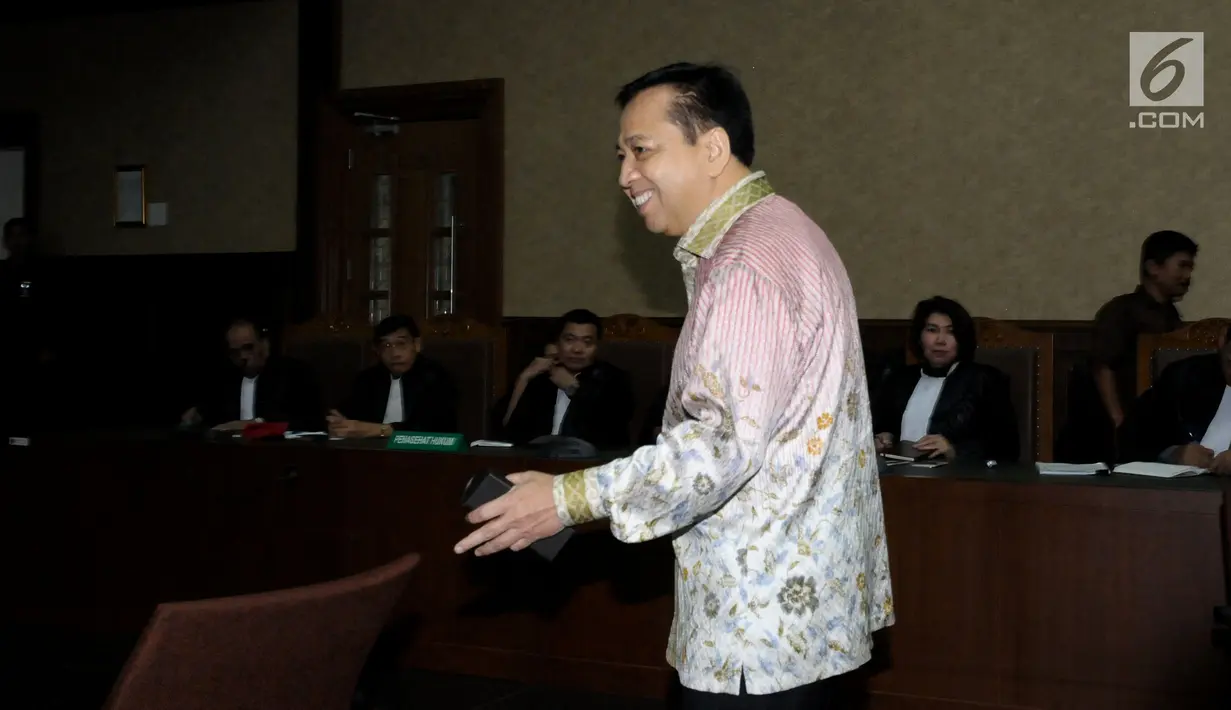 Terdakwa dugaan korupsi proyek e-KTP, Setya Novanto bersiap mengikuti sidang lanjutan di Pengadilan Tipikor, Jakarta, Kamis (29/3). Sidang mendengar pembacaan tuntutan oleh Jaksa Penuntut Umum. (Liputan6.com/Helmi Fithriansyah)
