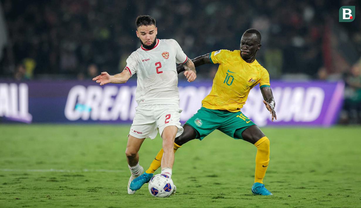 Calvin Verdonk tak hanya bertugas mematikan semua pergerakan lawan yang berani mendekat ke gawang Maarten Paes, melainkan juga sering melakukan tikaman dari sisi kiri via skema serangan balik. (Bola.com/Bagaskara Lazuardi)