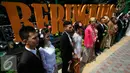 Sejumlah Calon pasangan mempelai foto bersama usai mengikuti fashion show busana pengantin di Pasar Beringharjo, Yogyakarta (3/2). Busana akan di pakai saat nikah massal yang akan di gelar 4 April 2016. (Liputan6.com/Boy Harjanto)