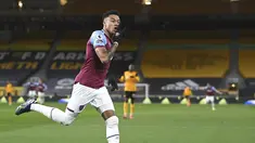 Gelandang West Ham United, Jesse Lingard berselebrasi setelah mencetak gol ke gawang  Wolverhampton Wanderers dalam laga Liga Inggris pekan ke-30 di Molineux Stadium, Selasa (6/4/2021) dini hari WIB. West Ham menang 3-2 saat berlaga di kandang Wolverhampton. (Laurence Griffiths/ Pool via AP)