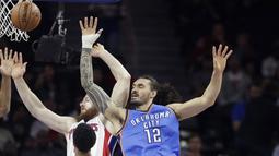 Pemain Oklahoma City Thunder, Steven Adams #12 melanggar pemain Detroit Pistons, Aron Baynes pada laga NBA basketball game di Auburn Hills, (14/11/2016).  (AP/Carlos Osorio)