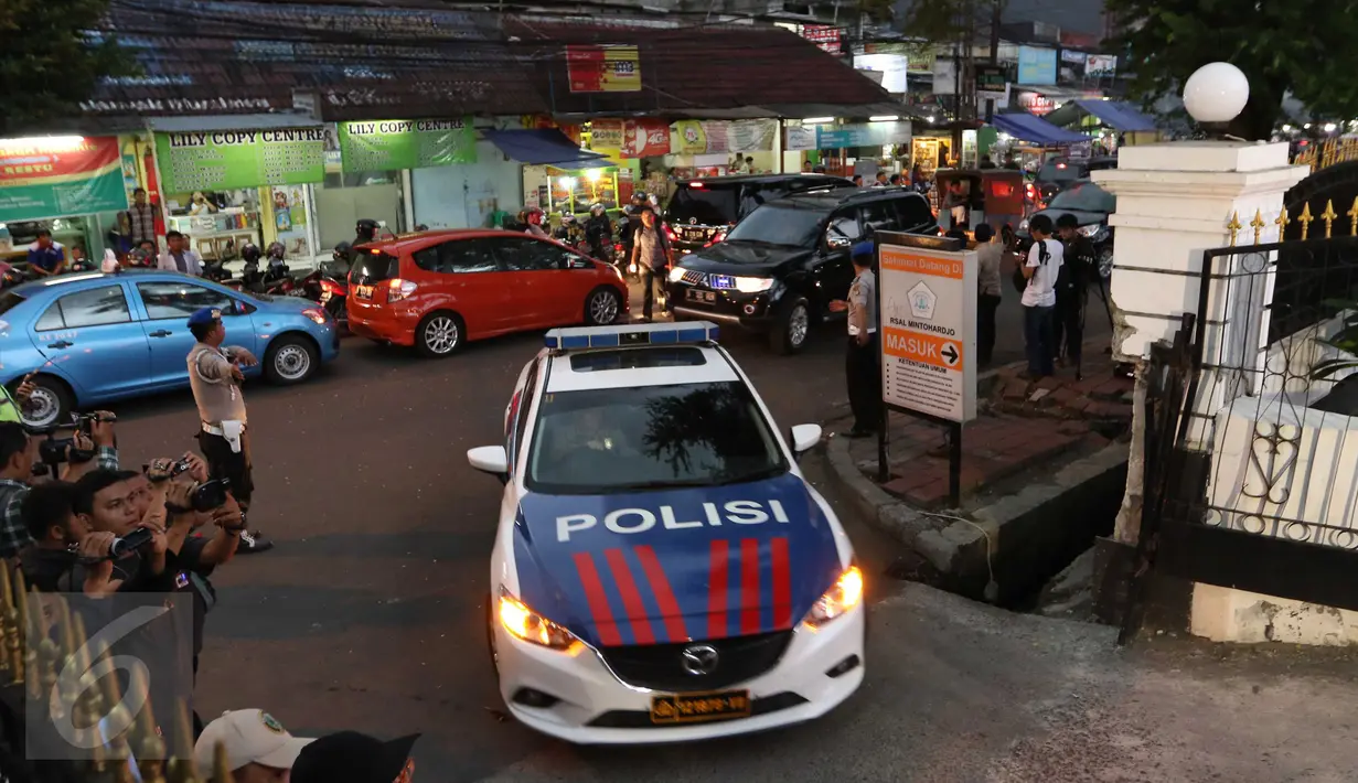 Mobil petugas kepolisian saat memasuki RSAL Mintohardjo, Jakarta, Senin (14/3). Diduga kebakaran yang menewaskan empat orang tersebut akibat korsleting listrik. (Liputan6.com/Gempur M Surya)