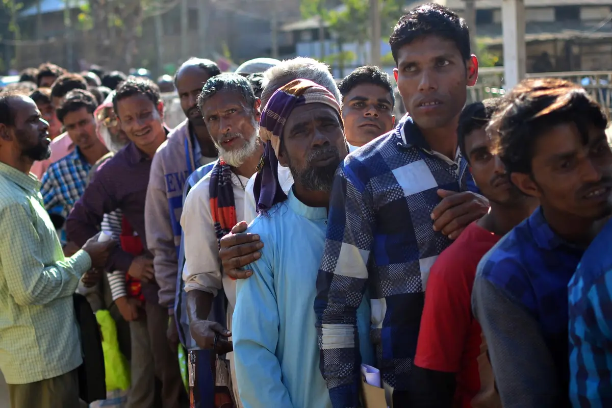 Penduduk Assam di India yang mengantre untuk memeriksakan namanya di National Register of Citizens (NRC), Desa Gumi, Distrik Kamrup. Mereka yang namanya tak tercantum dalam daftar terancam dideportasi (Kulendu Kalita/AP PHOTO via The Guardian)