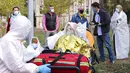 Seorang pasien yang bernapas melalui masker oksigen dievakuasi setelah kebakaran di bagian ICU COVID-19 Rumah Sakit untuk Penyakit Menular di pelabuhan Laut Hitam Constanta, Rumania (1/10/2021). Pihak berwenang mengatakan kebakaran telah menewaskan sembilan pasien COVID-19. (AP Photo/Costin Dinca)
