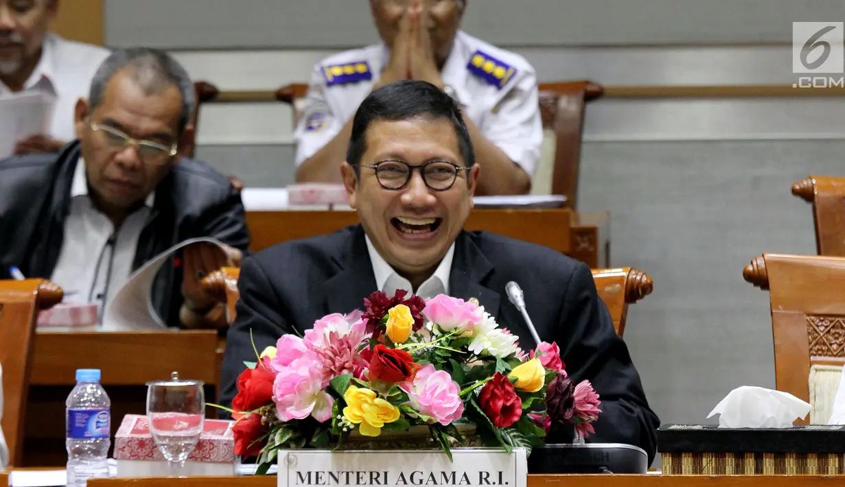 Menteri Agama Lukman Hakim Saifuddin tertawa saat mengikuti Rapat Kerja dengan Komisi VIII DPR terkait evaluasi laporan penyelenggaran haji 2018 di Gedung Nusantara II, Kompleks Parlemen Senayan. Jakarta, Senin (26/11). (Liputan6.com/Johan Tallo)