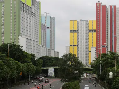 Sejumlah kendaraan melintas di dekat Wisma Atlet Kemayoran, Jakarta, Selasa (11/2/2025). (Liputan6.com/Herman Zakharia)